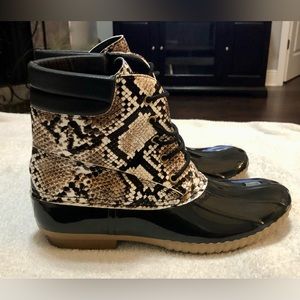 YOKI Rubber Duck Boots Women's Size 11 Faux Snakeskin Insulated Winter Rain Snow